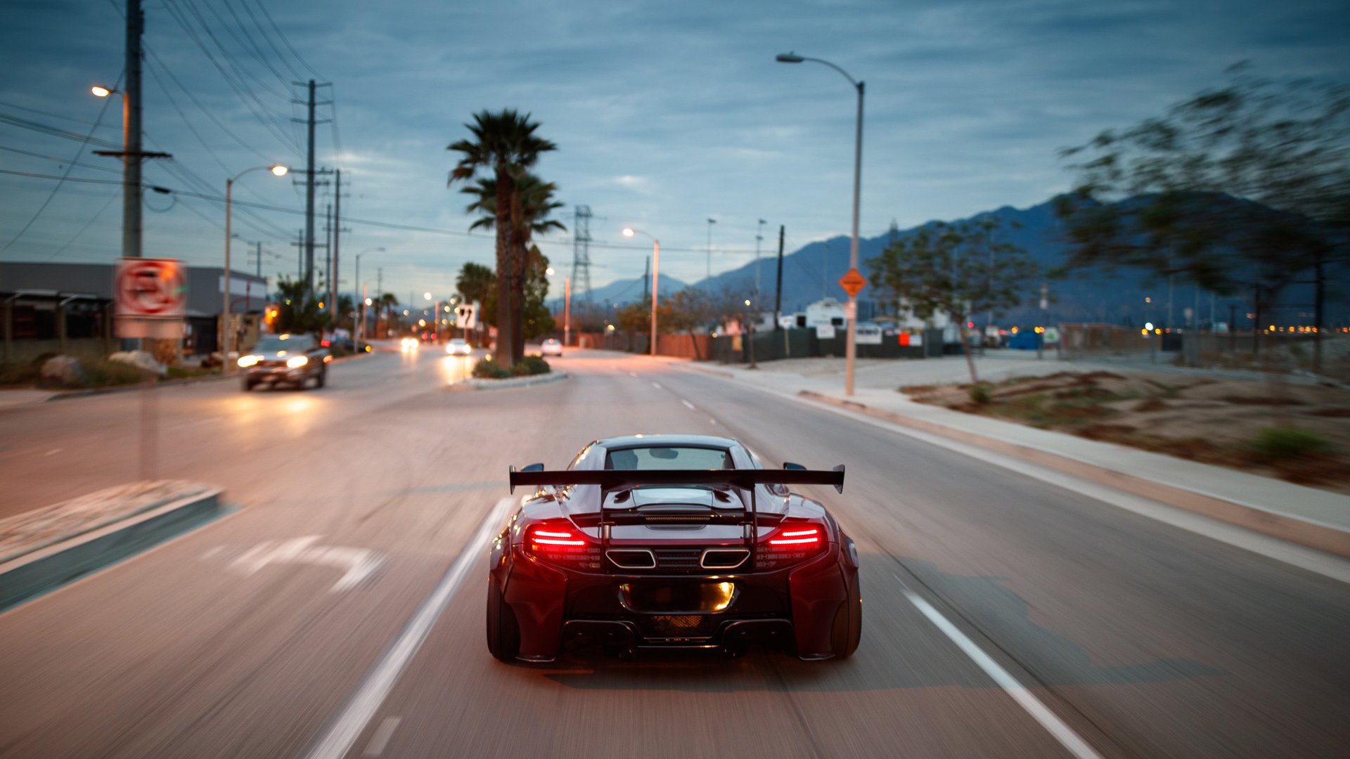 跨越大陆的决胜时刻，厄瓜多尔冷雨中的绝杀与萨拉赫坚毅的目光